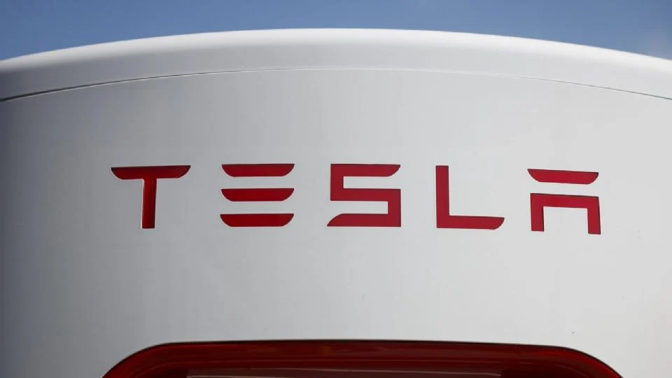 Rayan 80 autos Tesla y les ponchan las llantas en Canadá durante una protesta contra Musk