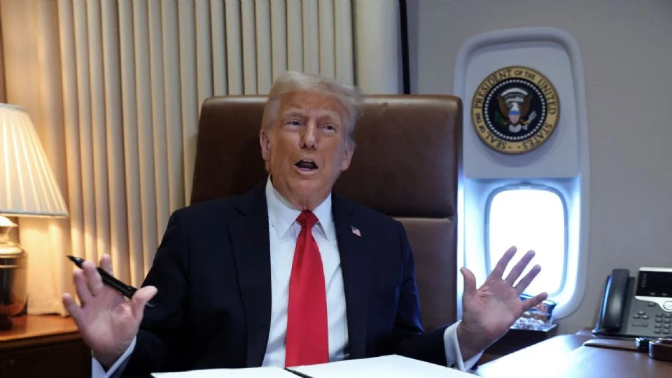 Canadienses reducen viajes y compra de productos de EU por crisis diplomática con Trump