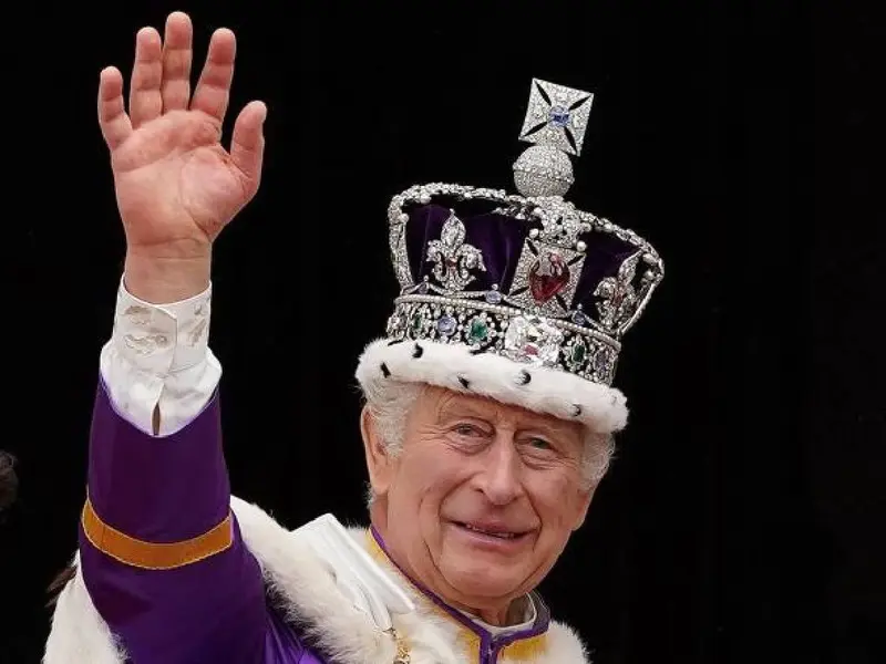 ¿Hospitalizaron al Rey Carlos por efectos de su tratamiento contra el cáncer?