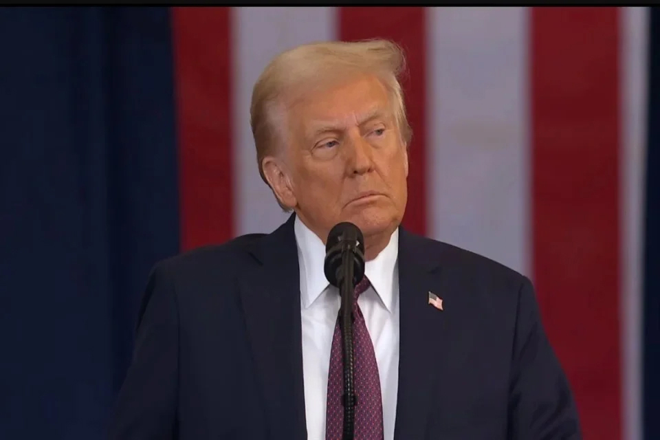 Considera Trump ayudar a automotrices ante aranceles