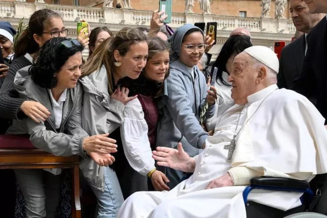 Visita Papa Francisco prisión de Roma; lava pies de 12 personas
