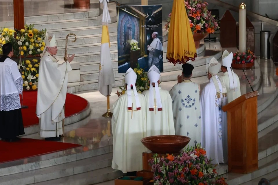 Realizan misa por Papa en Basílica de Guadalupe