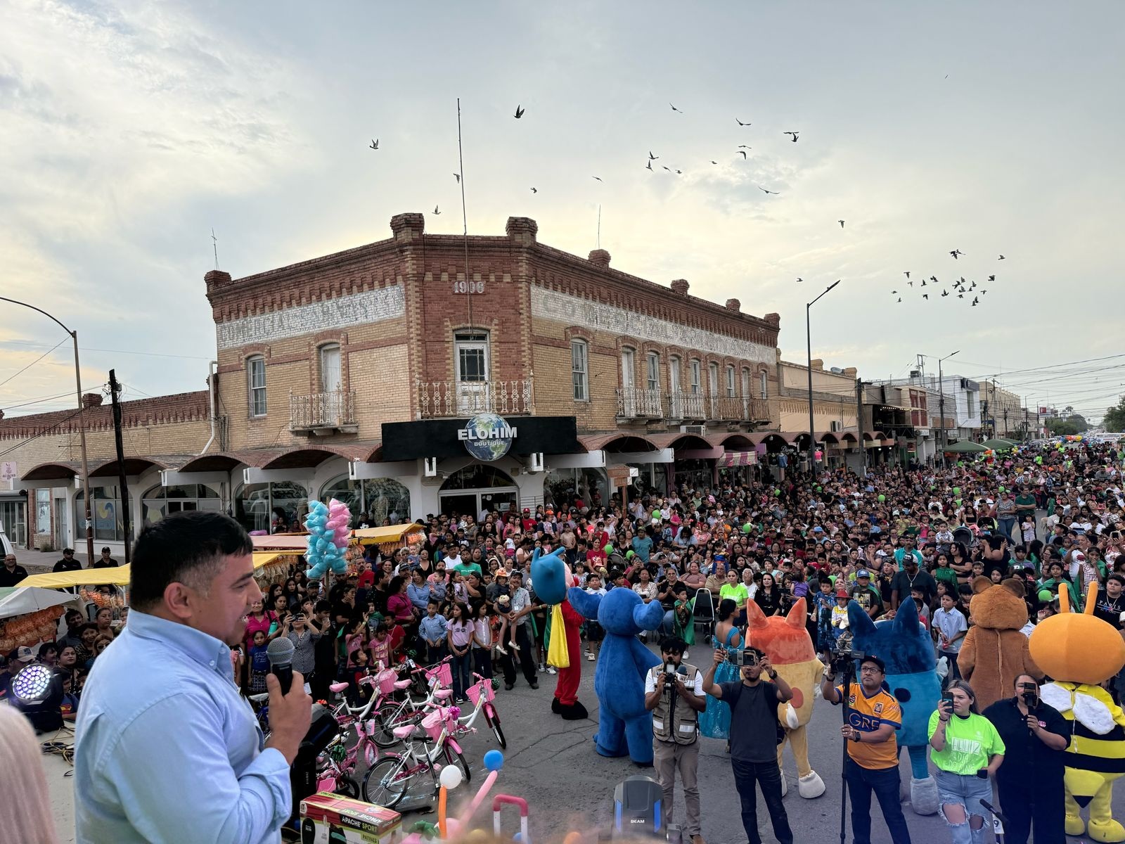 Festeja Chano a niños en grande
