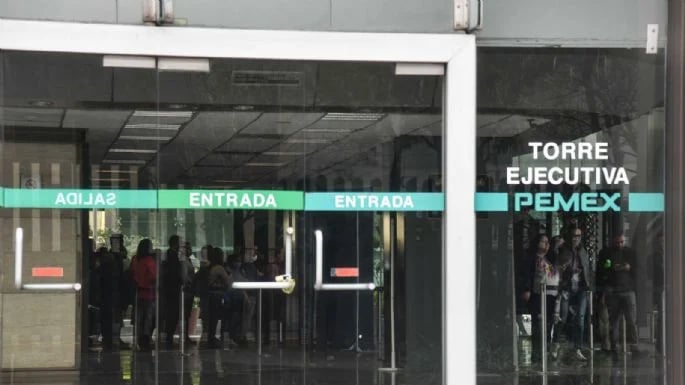Pemex extrema austeridad: ordenan a trabajadores racionar luz, agua, papelería