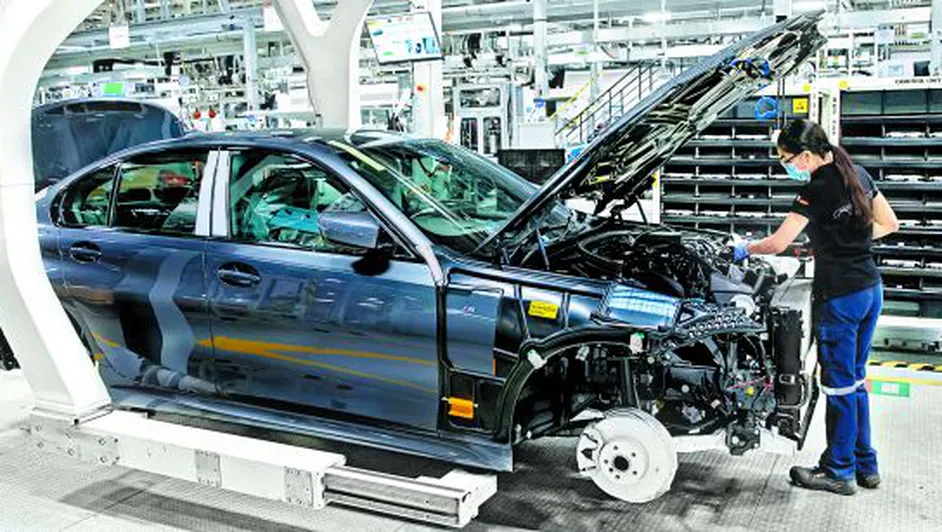 Amaga Trump con más aranceles a los autos fabricados en Canadá