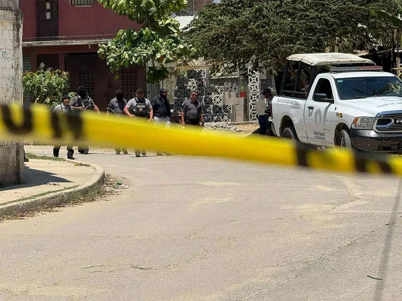 Hallan otro vehículo con tres cuerpos en Acapulco