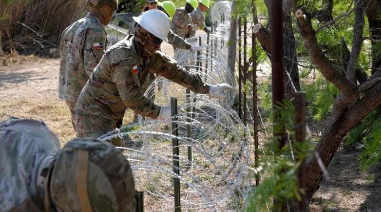 EU refuerza frontera con alambre de púas
