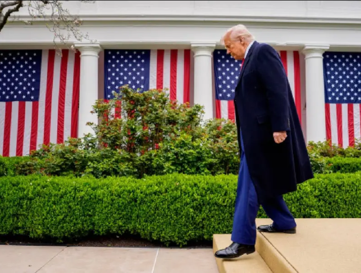 Aprobación de Trump se desploma al 43%; el punto más bajo desde su regreso a la presidencia