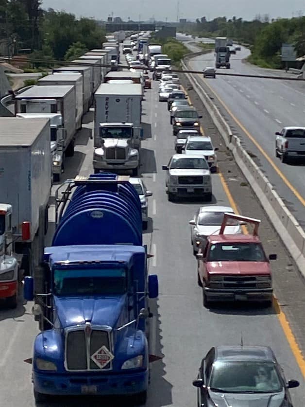 Congestionan tráileres la Saltillo-Nuevo Laredo