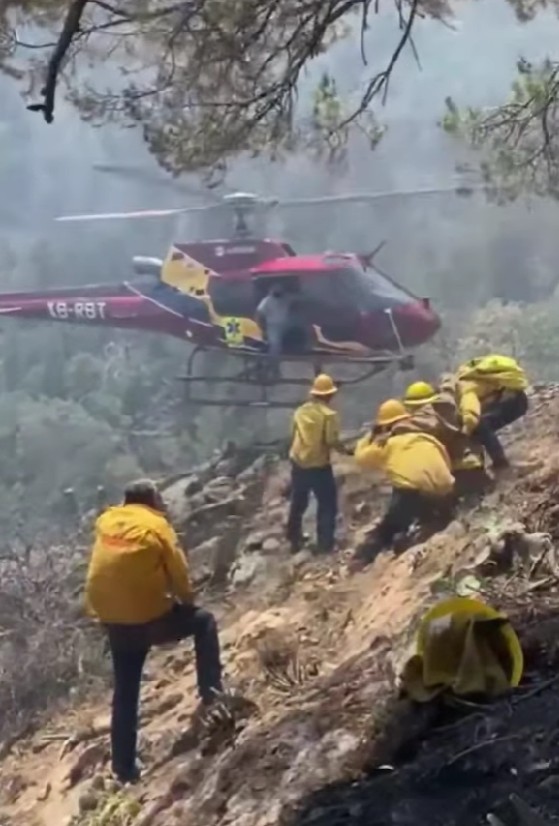 En helicóptero rescatan a 2 brigadistas de incendio