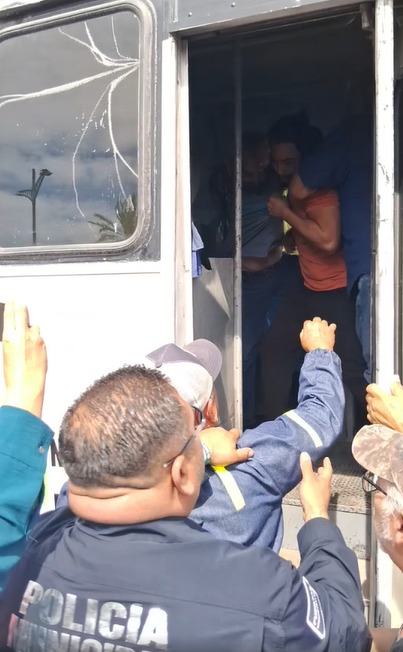 Pasajero lanza botella a obreros y lo golpean