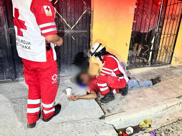 Lo golpean entre cinco