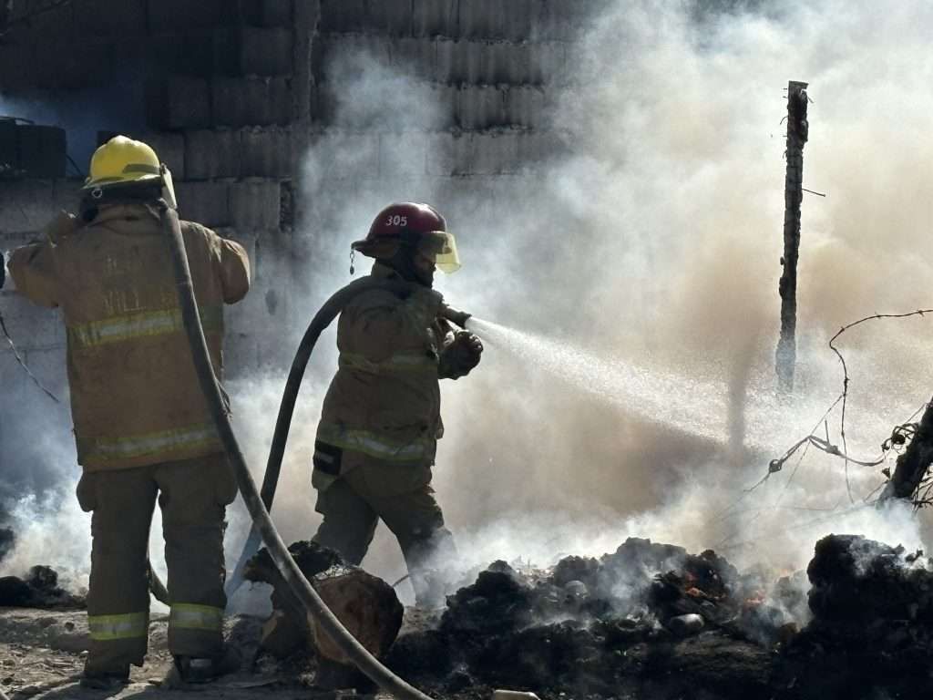 Arde predio baldío y moviliza a bomberos