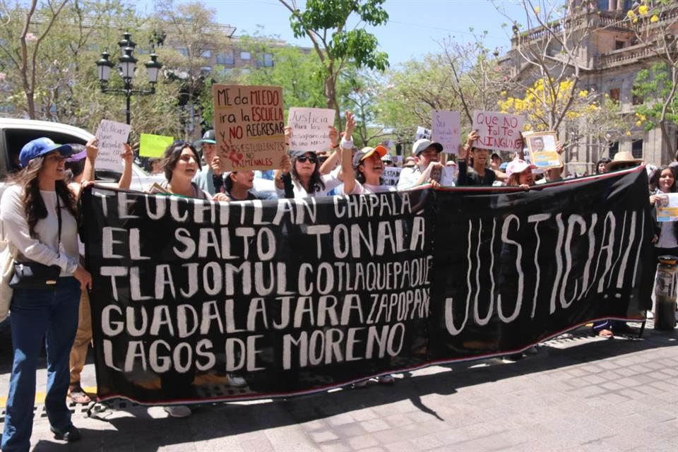 Estudiantes en Guadalajara marchan por desaparecidos