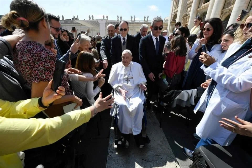 Aparece Papa en la Plaza de San Pedro