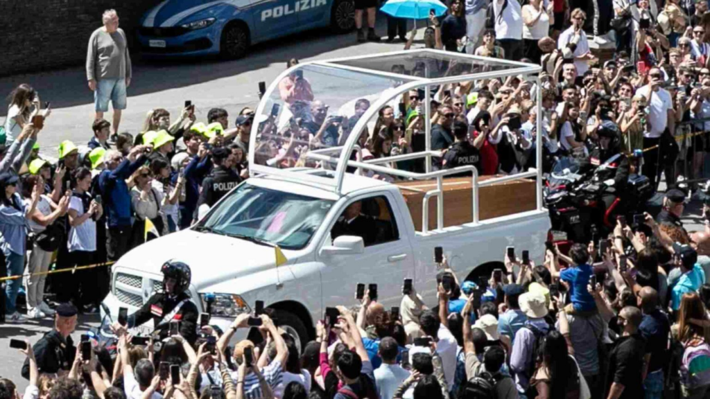Usan papamóvil coahuilense durante último adiós al Papa