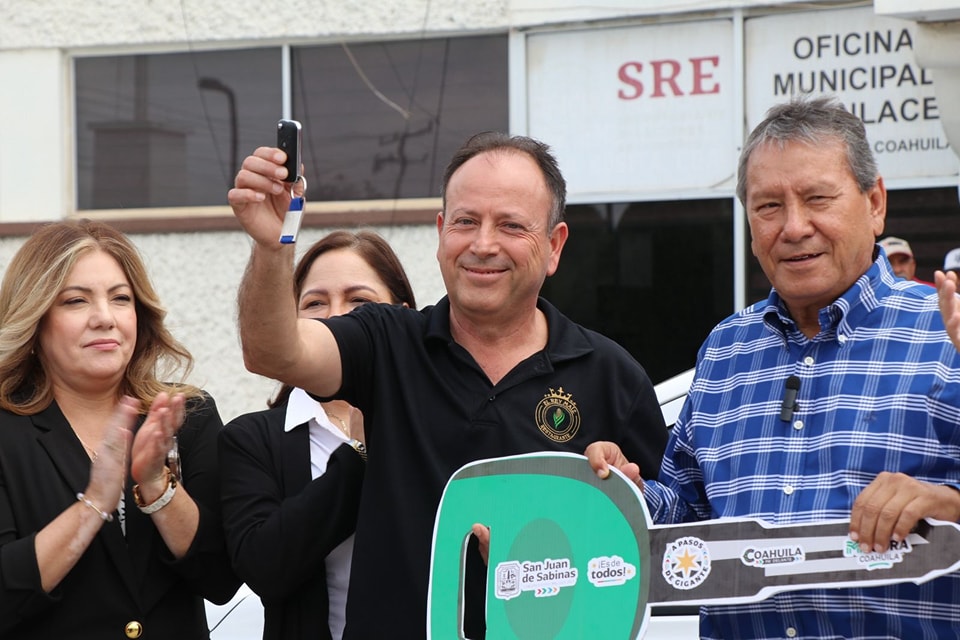 Entrega Ríos auto a ciudadano ganador