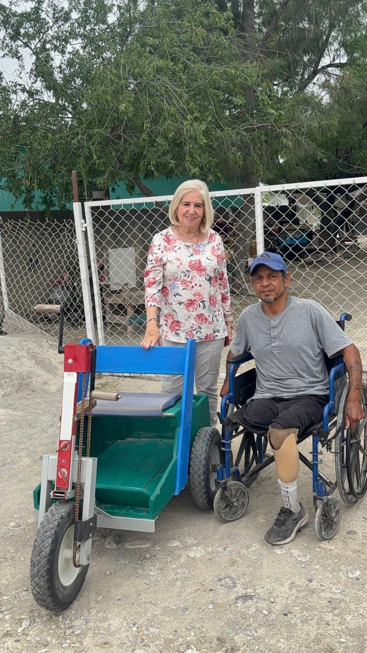Entrega DIF Sabinas carrito a discapacitado