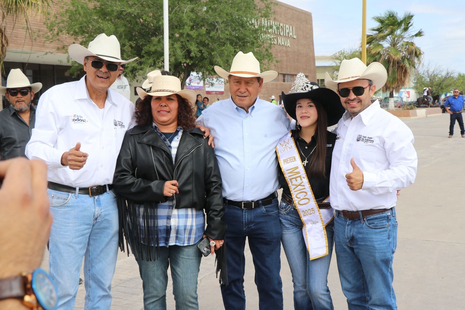 Encabeza Óscar Ríos cabalgata en Rosita