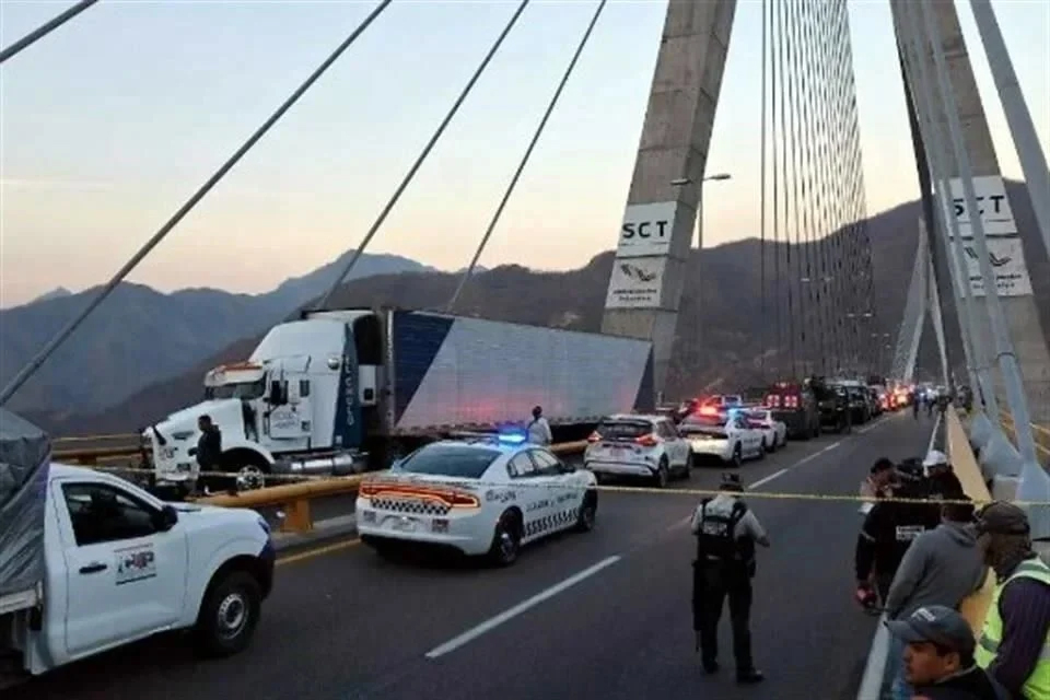 Embiste camión punto de revisión y mata a 3 en Dgo