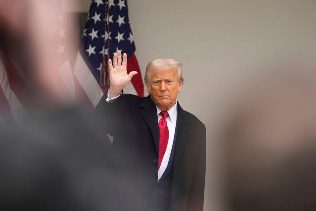 Cae aprobación de Trump hasta el 43%