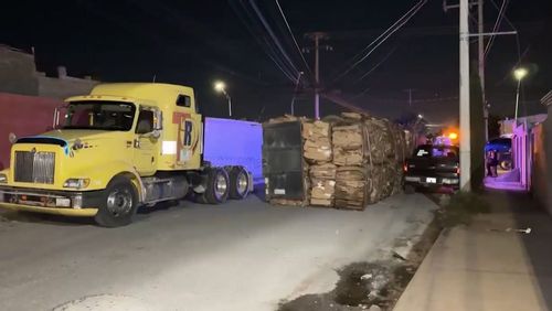 Vuelca plataforma cargada de cartón