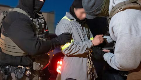 Migrante en EU pasó 8 horas subido en un árbol para evitar ser arrestado por migración; enfrenta cargos federales