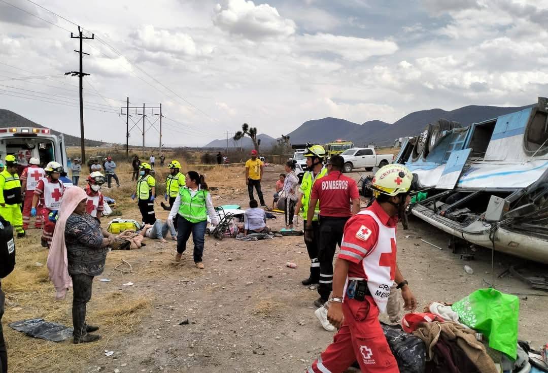 Vuelca autobús en Los Chorros