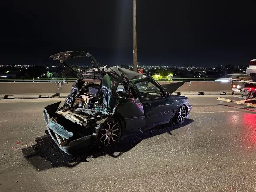 Brutal choque deja auto destrozado