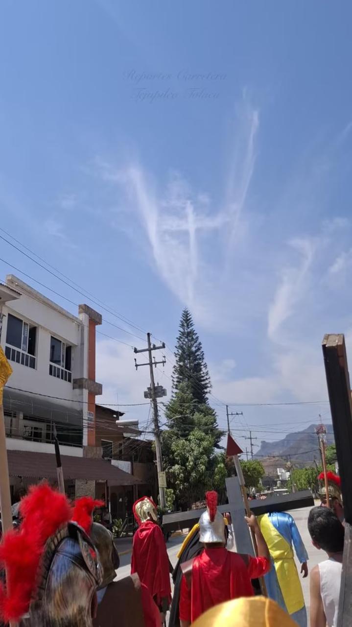 Captan formación de una cruz de nubes en el cielo