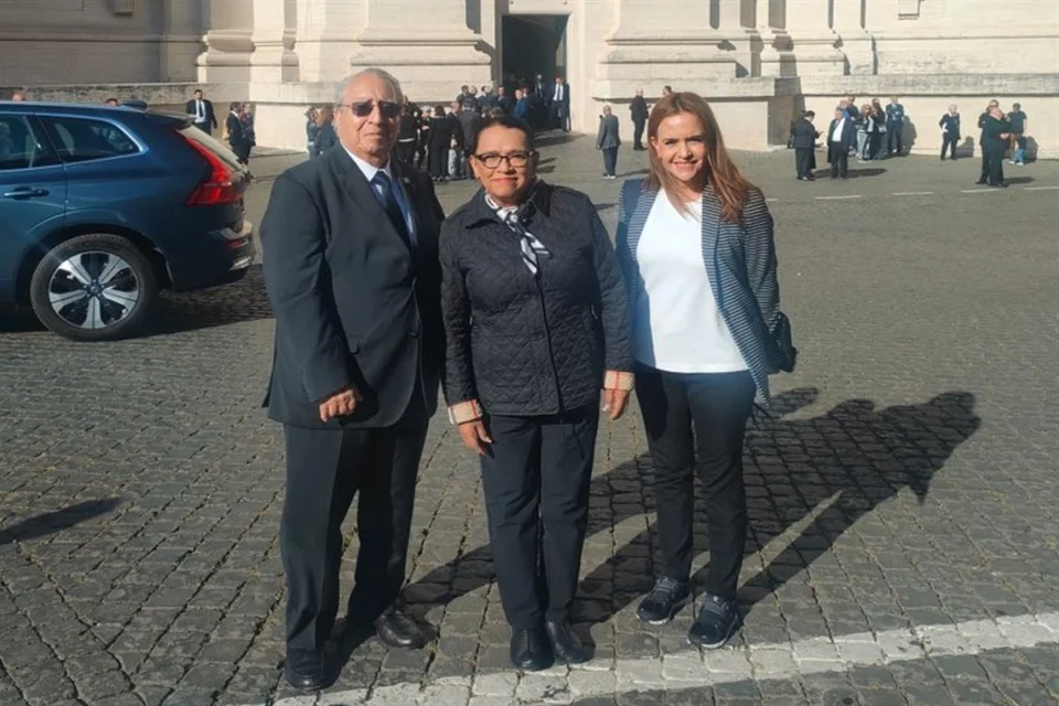 Llega titular de Segob al Vaticano para funeral del Papa