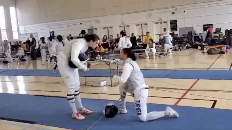 Atleta de esgrima que se arrodilló y se negó a enfrentarse a una rival transgénero, explica su decisión: “Hay una diferencia entre hombres y mujeres”