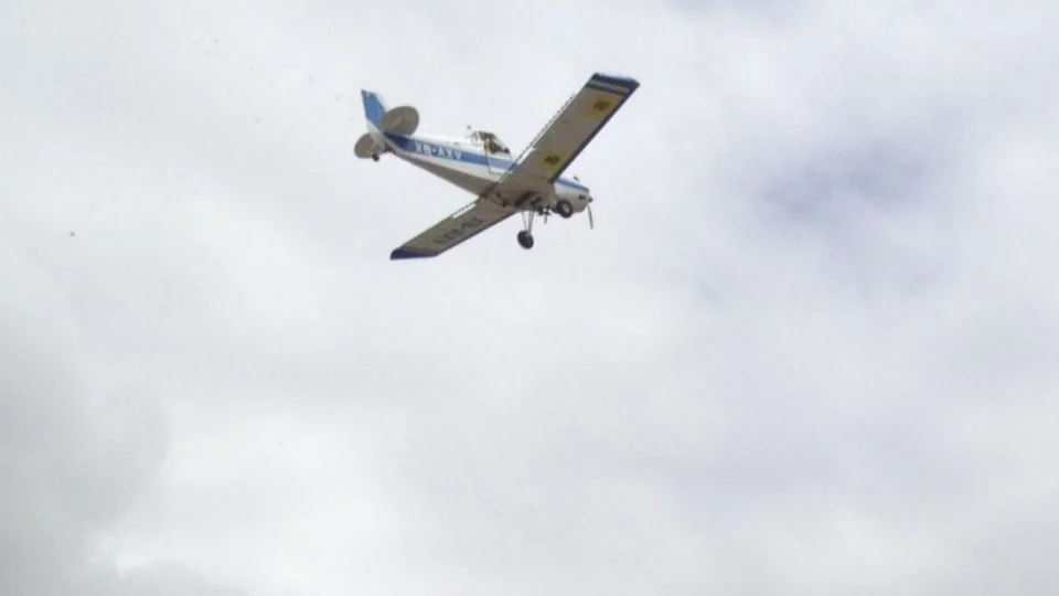 Avioneta aterriza de emergencia en plena carretera al sur de Brasil