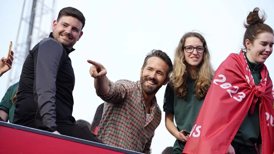 Wrexham, equipo de los actores Ryan Reynolds y Rob McElhenney, está a punto de firmar su tercer ascenso consecutivo en el futbol inglés