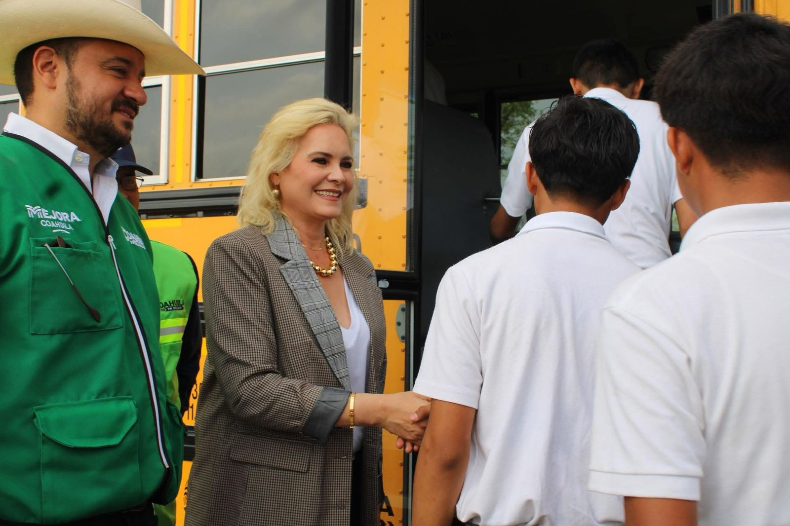 Cumple el Gobierno del Estado y Municipio con entrega de autobús escolar en Mineral de Rancherias: Un paso adelante en la educación y seguridad de Múzquiz