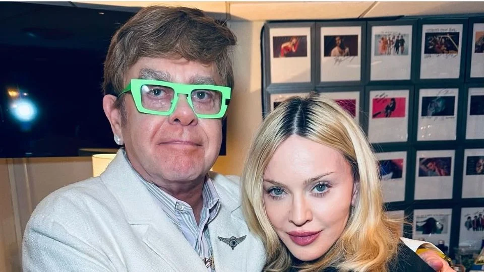 Elton John y Madonna «entierran el hacha» de su enemistad y posan juntos previo a programa de Saturday Night Live