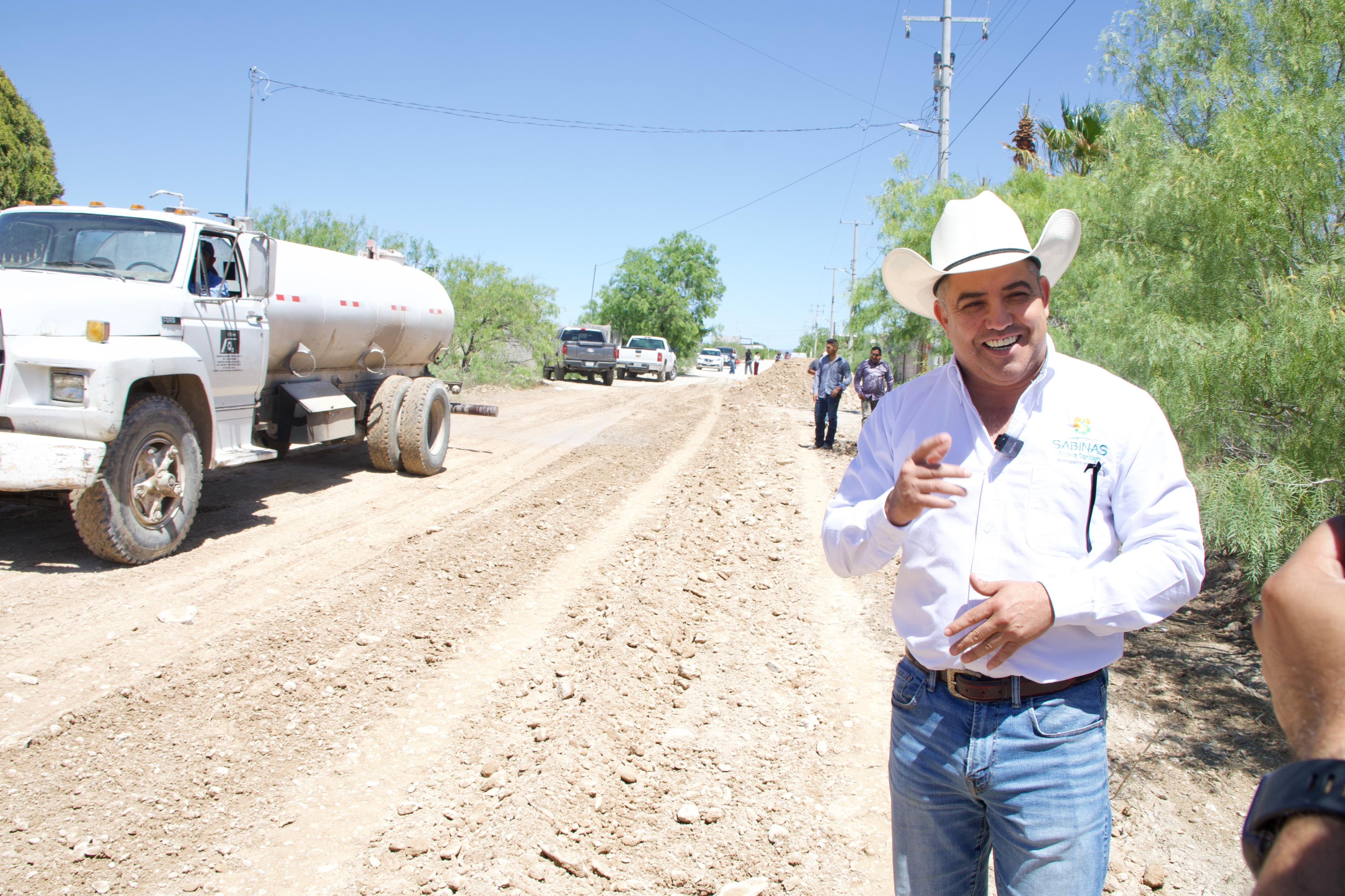 Rehabilitan acceso a la colonia Sabinas 50