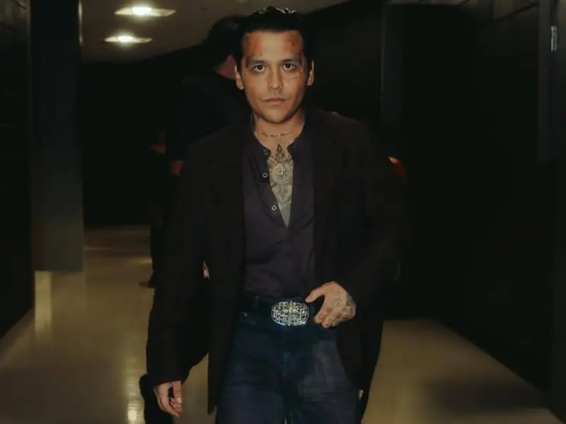 Christian Nodal enfurece y corre a dos hombres de su concierto por aventarle vasos