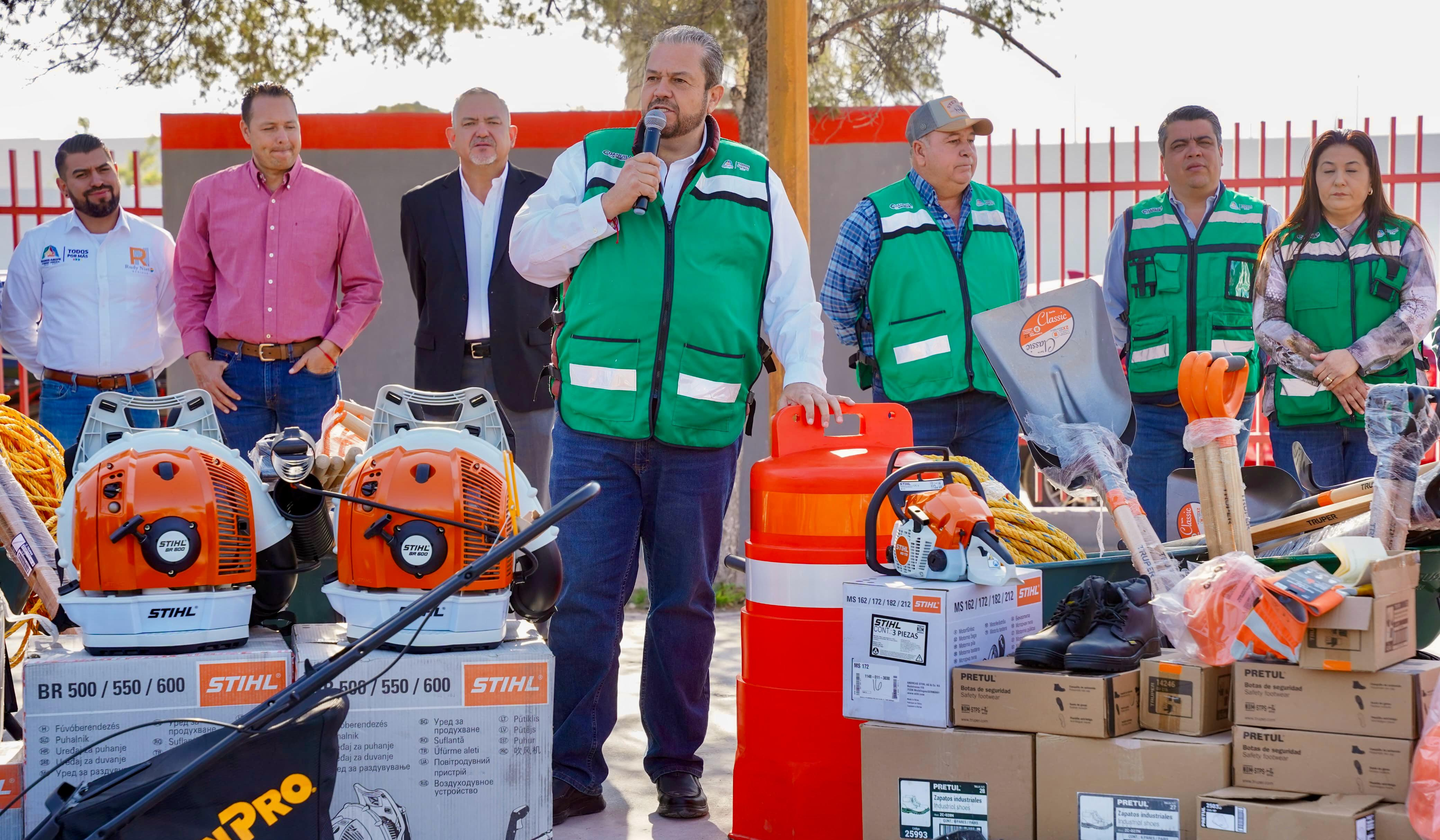 Entrega Tomás equipo para una ciudad limpia y ordenada