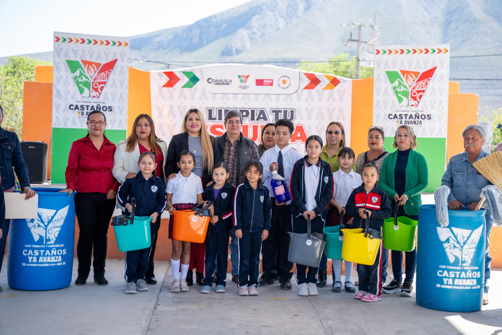 Atiende Yesica petición de limpieza en la escuela José María Morelos