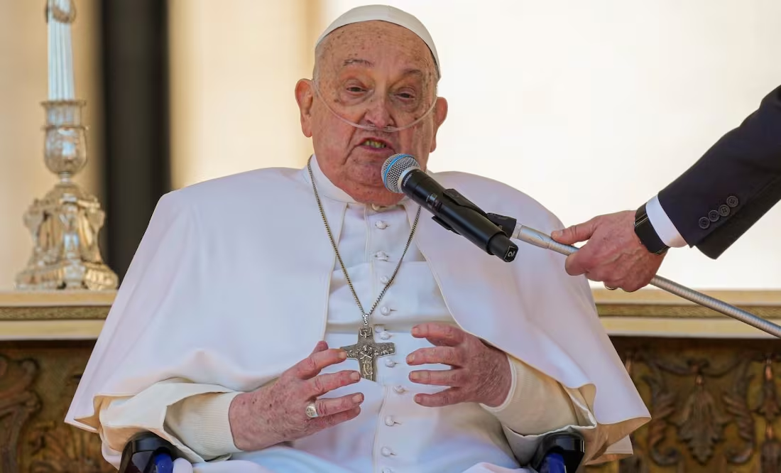 Papa Francisco se reúne con el rey de Inglaterra; es su primer encuentro desde que salió del hospital