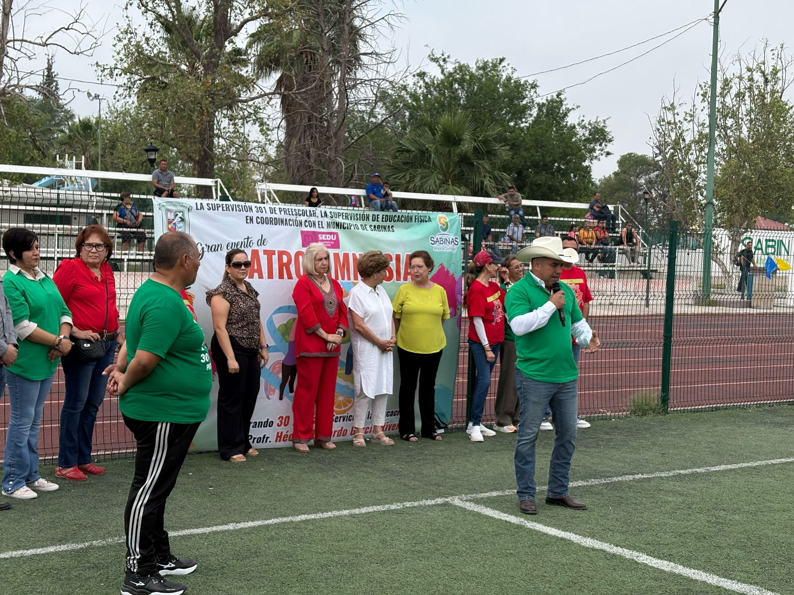 Entrega Víctor Leija equipo a la primaria Ignacio Zaragoza