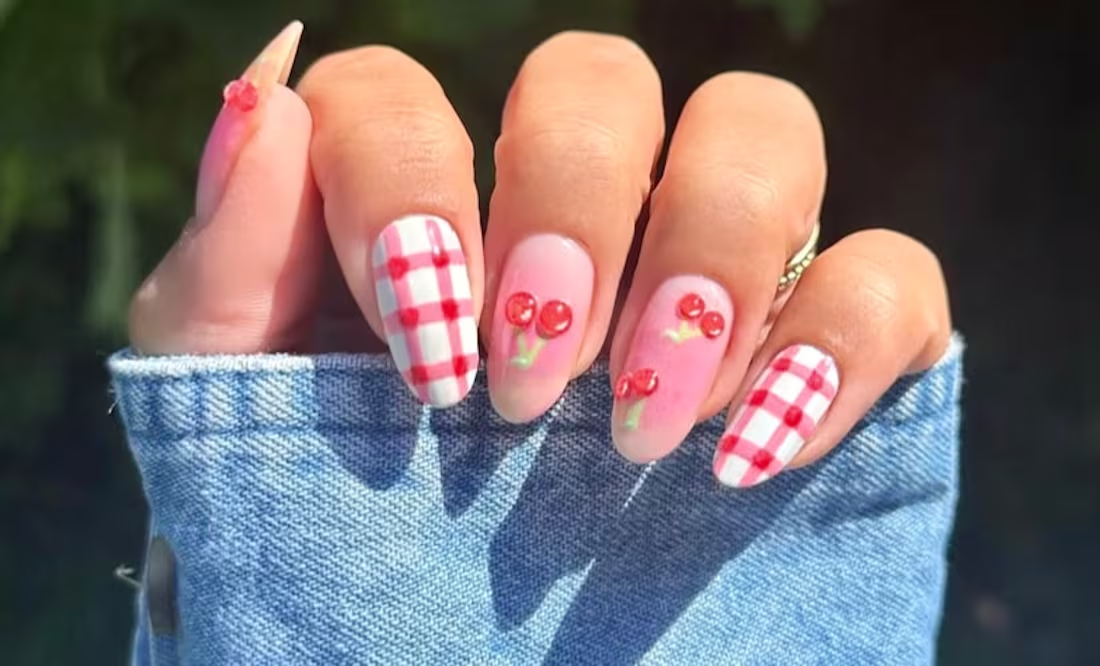 Uñas Gingham, el estampado de cuadros en tendencia en tu manicura
