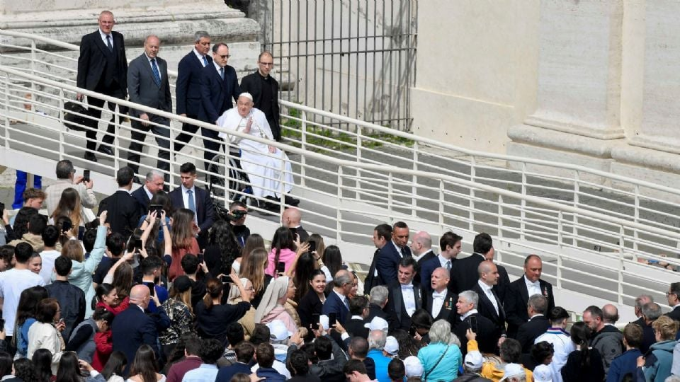 Papa Francisco acude a la plaza San Pedro para el Domingo de Ramos; aparece sin cánula de oxígeno
