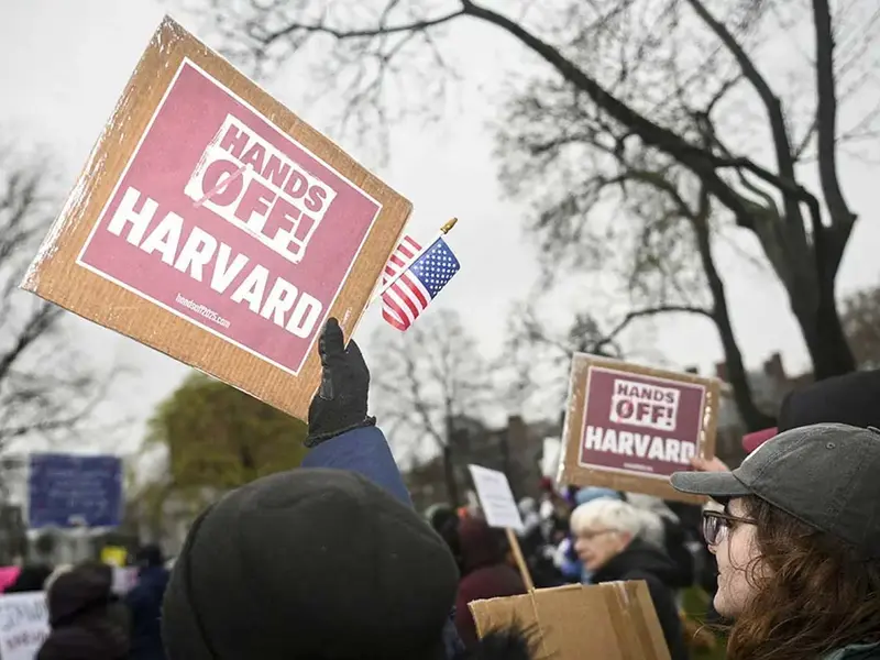Harvard demanda por revisión de Trump a 9 mil mdd de financiación