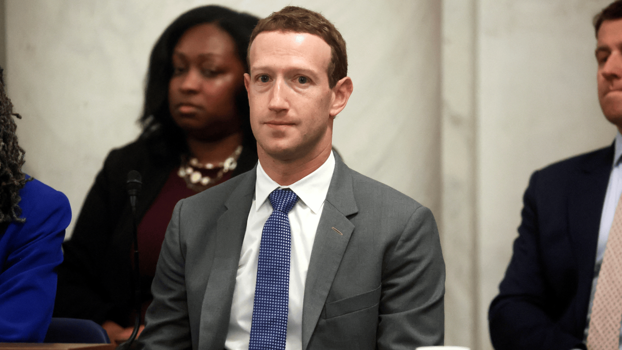 Mark Zuckerberg sube al estrado en un juicio antimonopolio en Estados Unidos