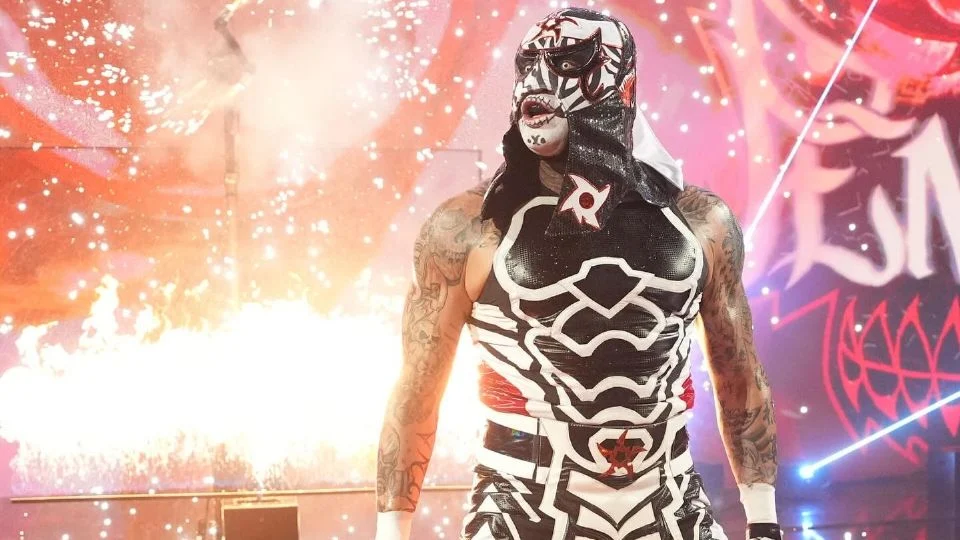 El luchador mexicano Penta Zero Miedo hace impactante salto en Raw antes de ir por el título intercontinental en WrestleMania 41