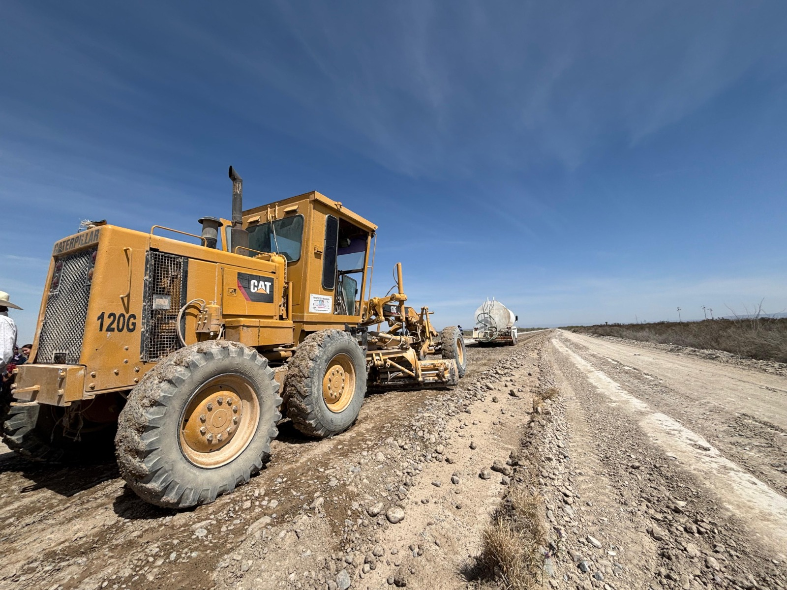 Supervisa Alcalde rehabilitación y compactación del camino a Los Grupos