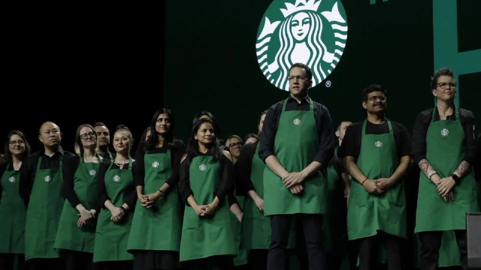 Starbucks anuncia nuevo código de vestimenta para baristas; trabajadores rechazan la medida