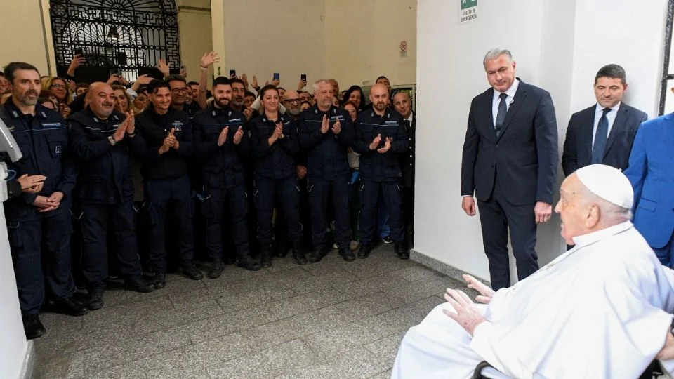 Papa Francisco hace tradicional visita a una cárcel en Jueves Santo pese a ausentarse a la misa en la basílica de San Pedro